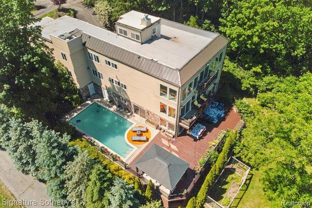 30650 Lahser Road, Beverly Hills, MI 48025
