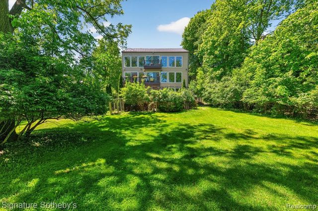 30650 Lahser Road, Beverly Hills, MI 48025