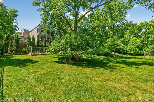 30650 Lahser Road, Beverly Hills, MI 48025