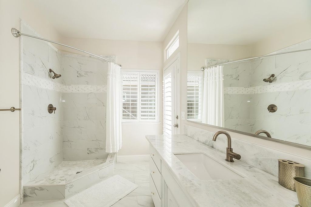 Image 13 of property listing at 2888 Ashcroft Avenue, Clovis, CA 93611