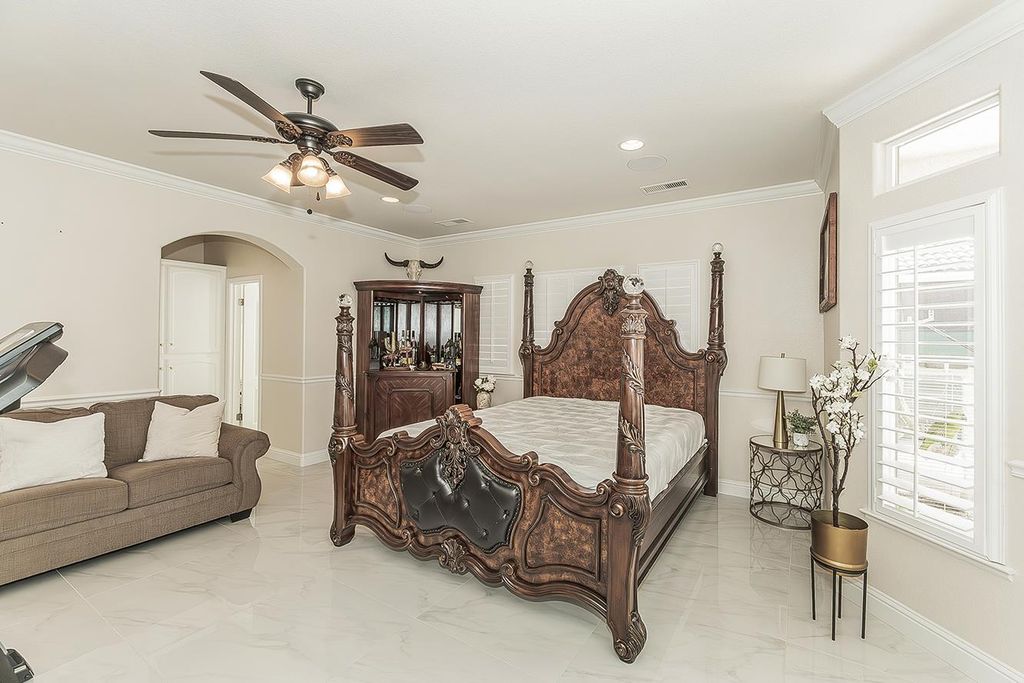 Image 14 of property listing at 2888 Ashcroft Avenue, Clovis, CA 93611