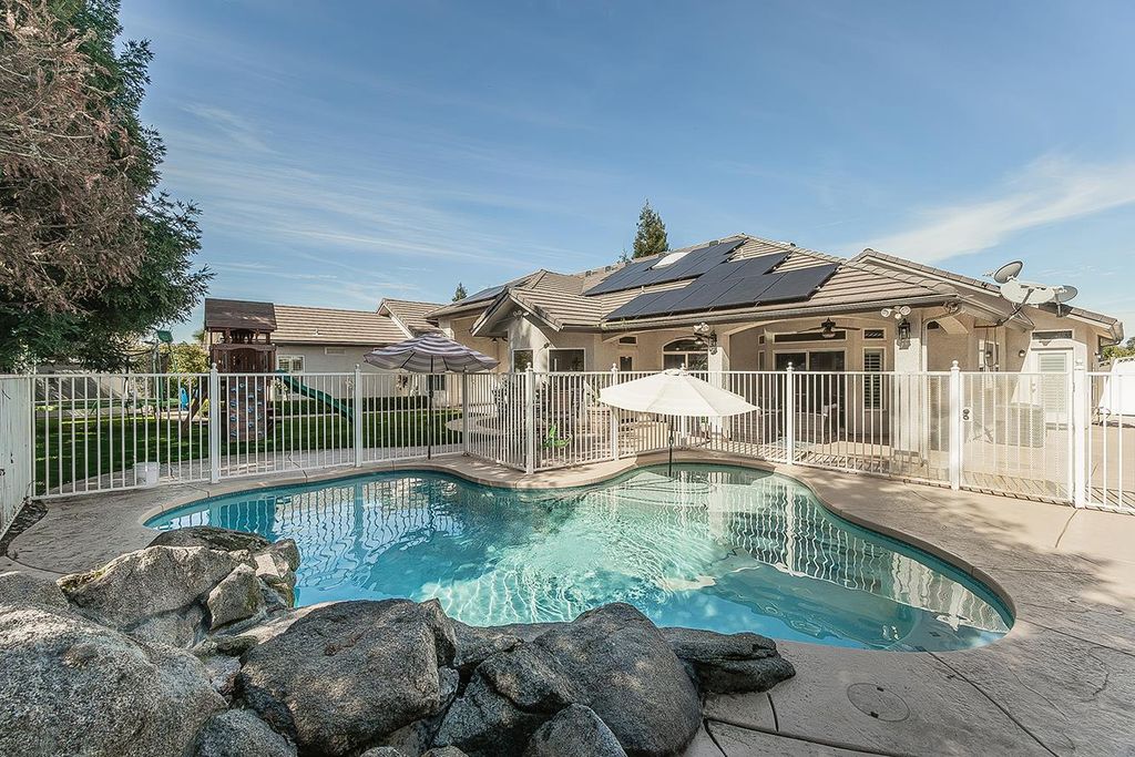 Image 16 of property listing at 2888 Ashcroft Avenue, Clovis, CA 93611