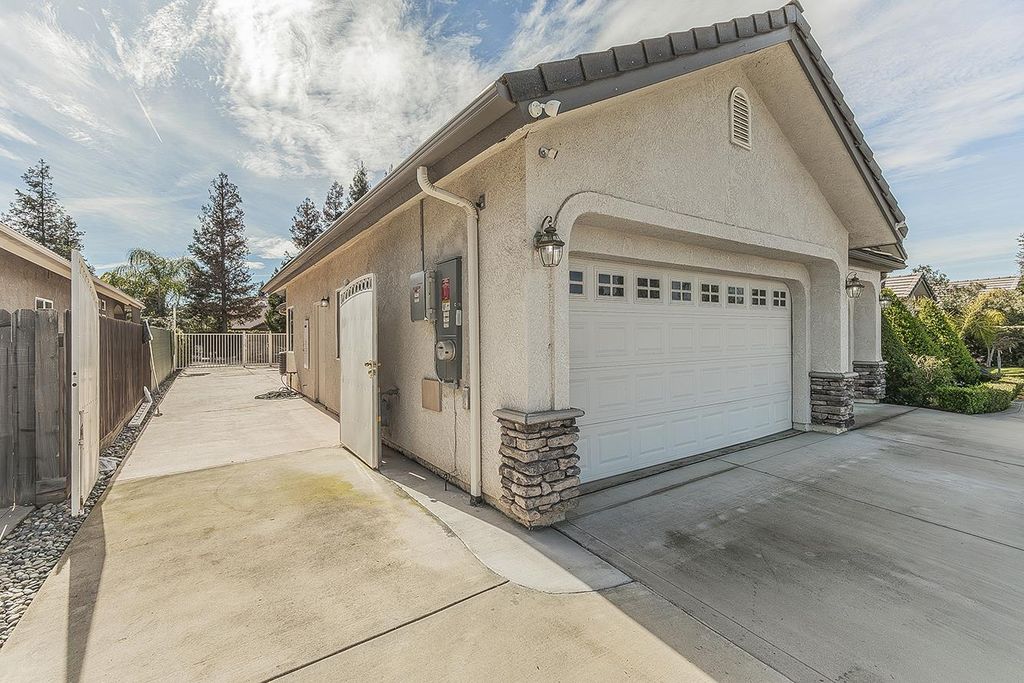 Image 18 of property listing at 2888 Ashcroft Avenue, Clovis, CA 93611