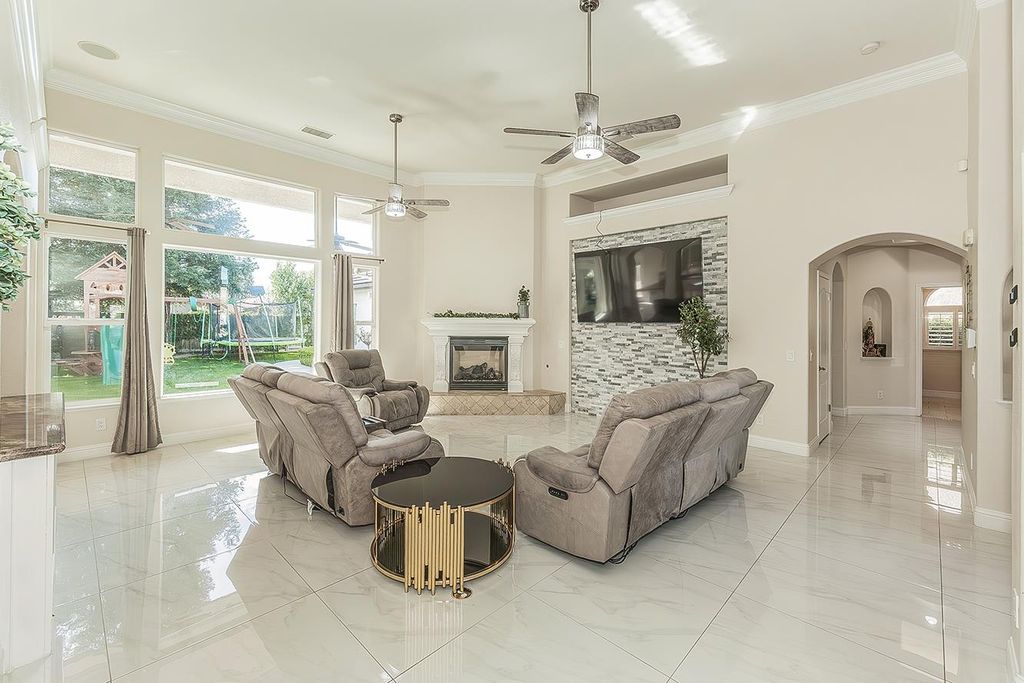 Image 2 of property listing at 2888 Ashcroft Avenue, Clovis, CA 93611