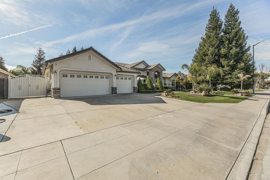 Image 23 of property listing at 2888 Ashcroft Avenue, Clovis, CA 93611