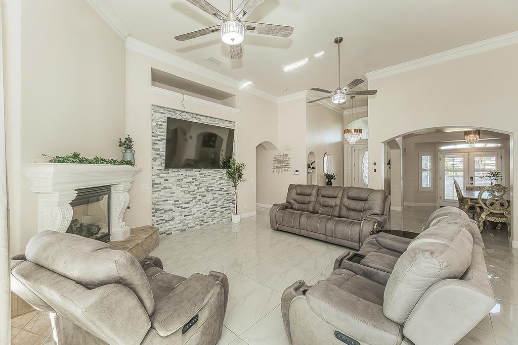 Image 3 of property listing at 2888 Ashcroft Avenue, Clovis, CA 93611