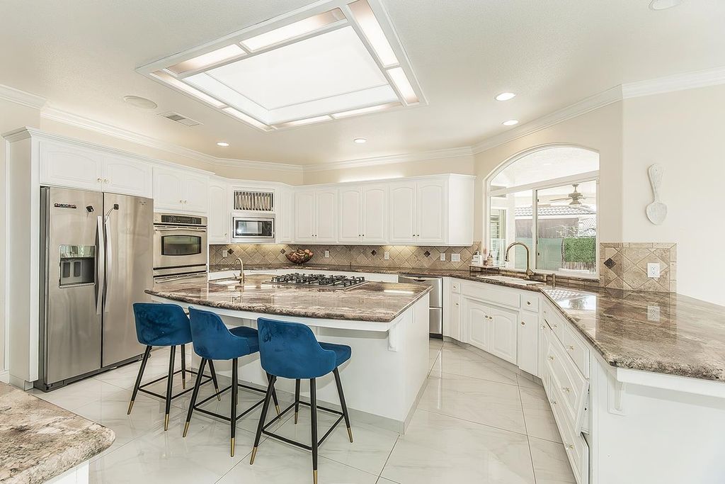 Image 4 of property listing at 2888 Ashcroft Avenue, Clovis, CA 93611