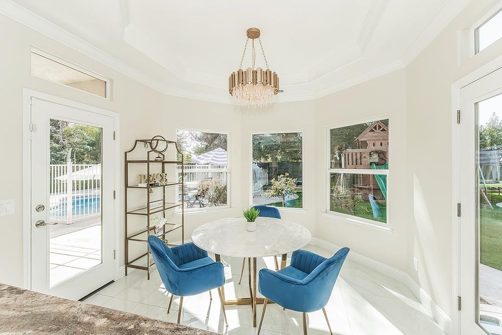 Image 5 of property listing at 2888 Ashcroft Avenue, Clovis, CA 93611