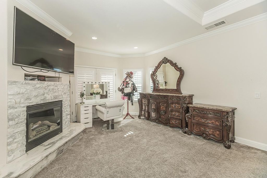 Image 7 of property listing at 2888 Ashcroft Avenue, Clovis, CA 93611