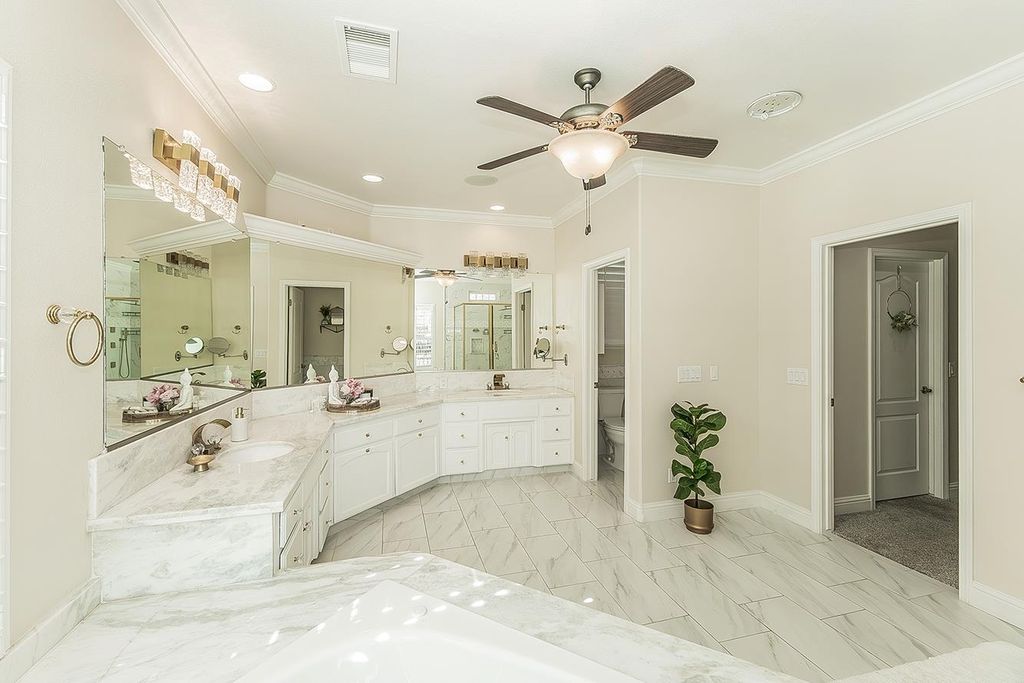 Image 8 of property listing at 2888 Ashcroft Avenue, Clovis, CA 93611