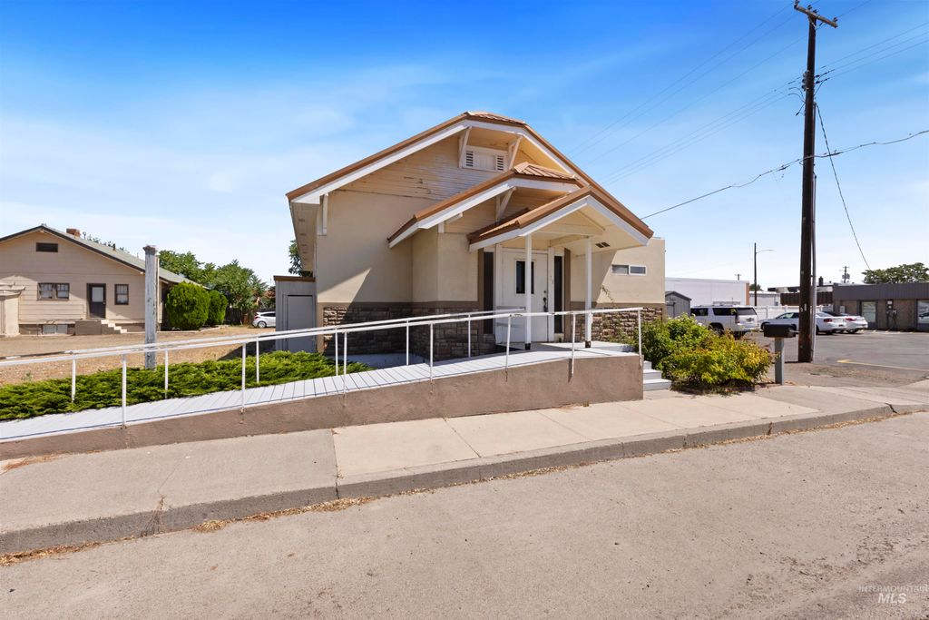 261 SW 3rd Ave, Ontario, OR 97914