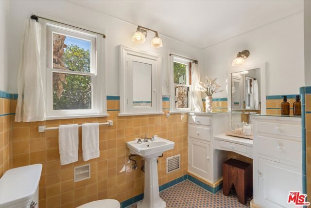 445 N Sweetzer Avenue, Los Angeles, CA 90048
