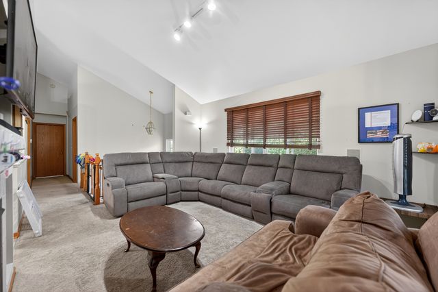 352 New Haven Drive 352, Cary, IL 60013