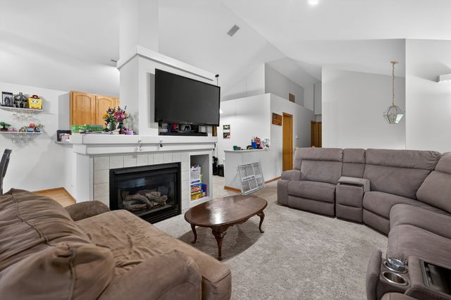 352 New Haven Drive 352, Cary, IL 60013