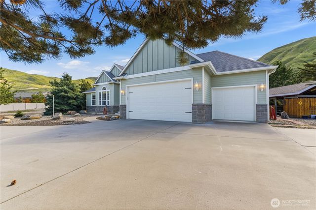 308 Kray Ike Court, Wenatchee, WA 98801