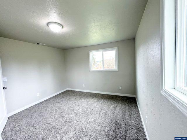 1201 1st Av, Sweet Home, OR 97386
