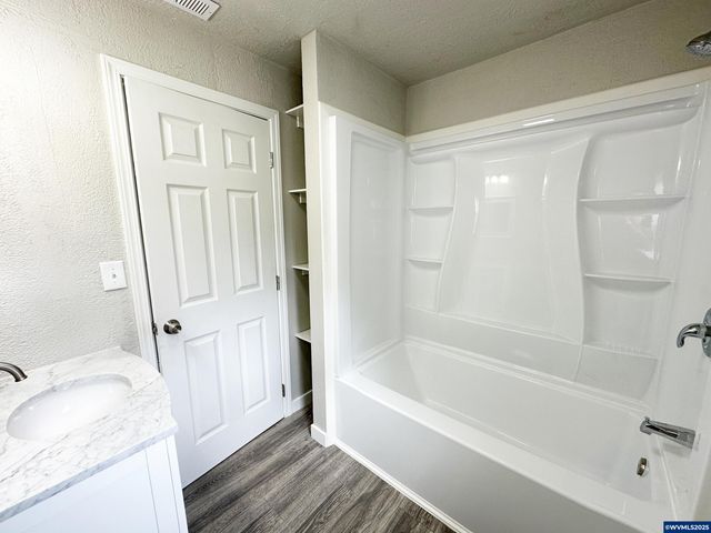 1201 1st Av, Sweet Home, OR 97386