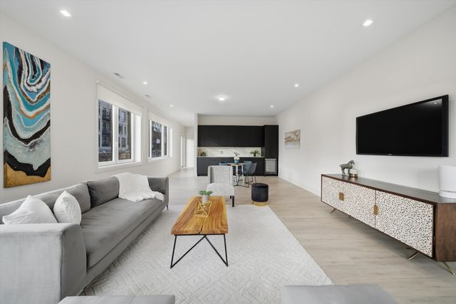 4200 W BELMONT Avenue, Chicago, IL 60641