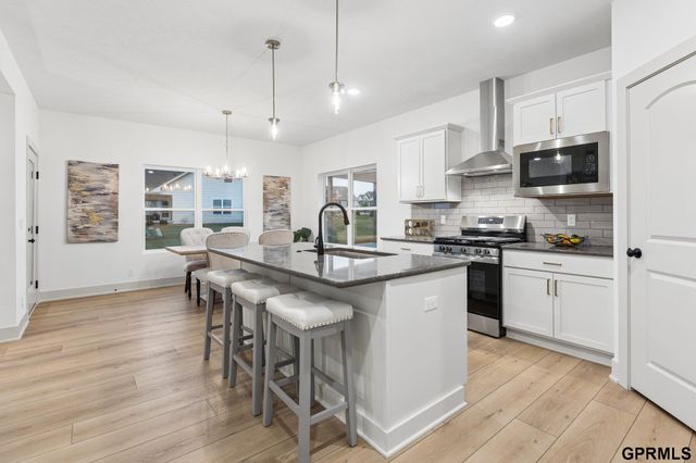 6307 S 208 Avenue, Elkhorn, NE 68022