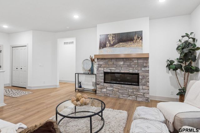 6307 S 208 Avenue, Elkhorn, NE 68022