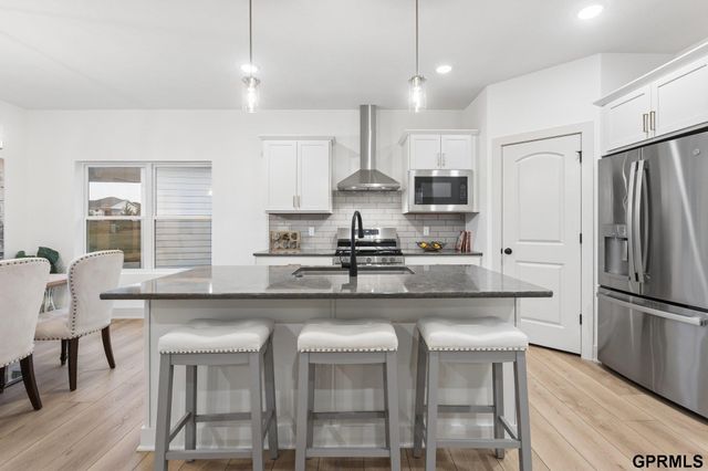 6307 S 208 Avenue, Elkhorn, NE 68022