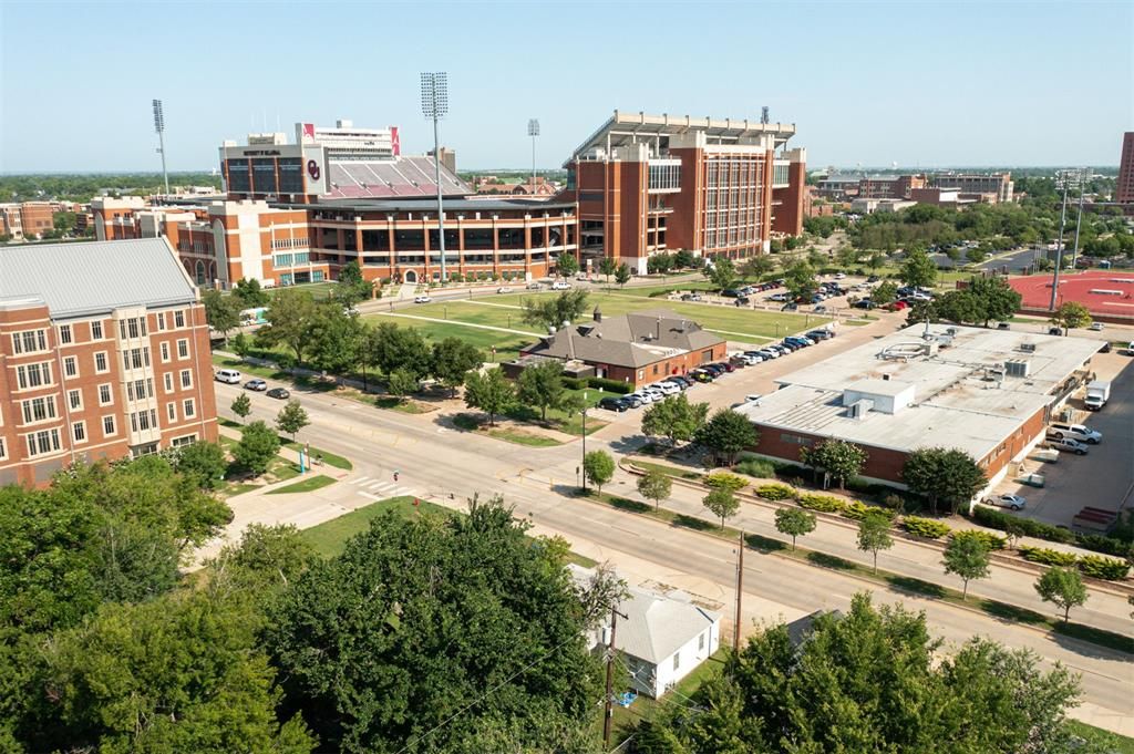 Image 11 of property listing at 204 E Lindsey Street 204, 206, Norman, OK 73069