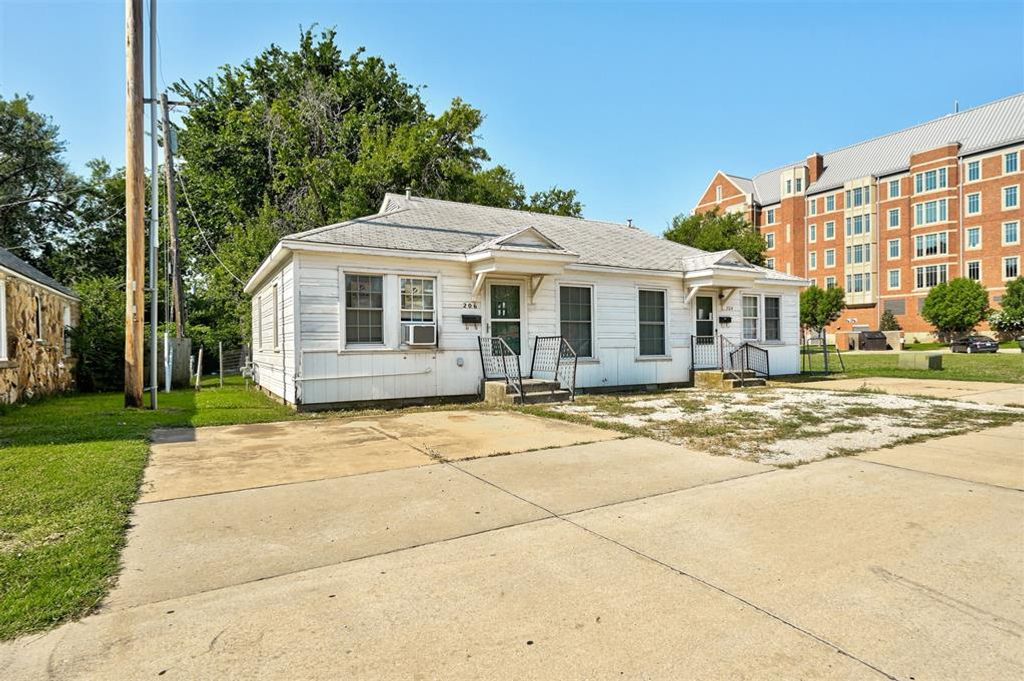 Image 2 of property listing at 204 E Lindsey Street 204, 206, Norman, OK 73069