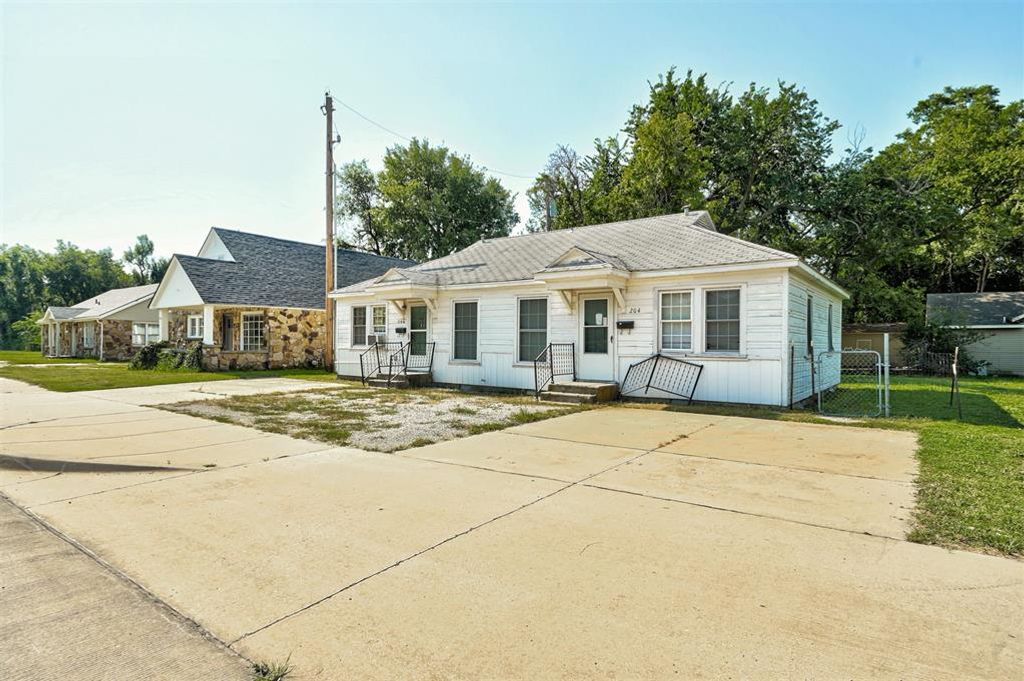 Image 3 of property listing at 204 E Lindsey Street 204, 206, Norman, OK 73069