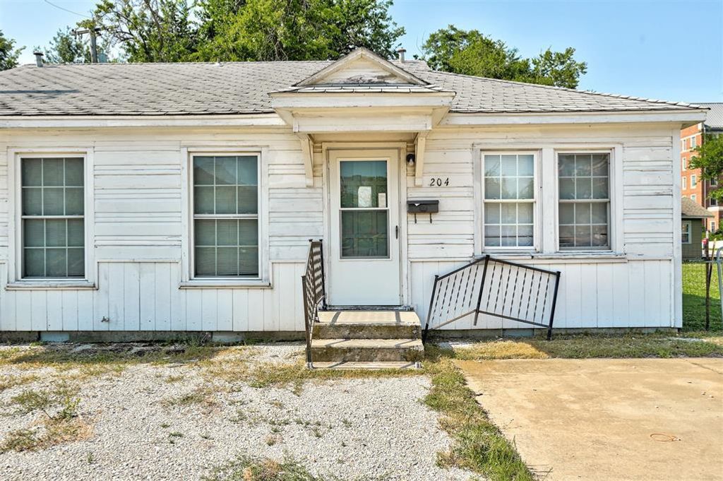 Image 4 of property listing at 204 E Lindsey Street 204, 206, Norman, OK 73069