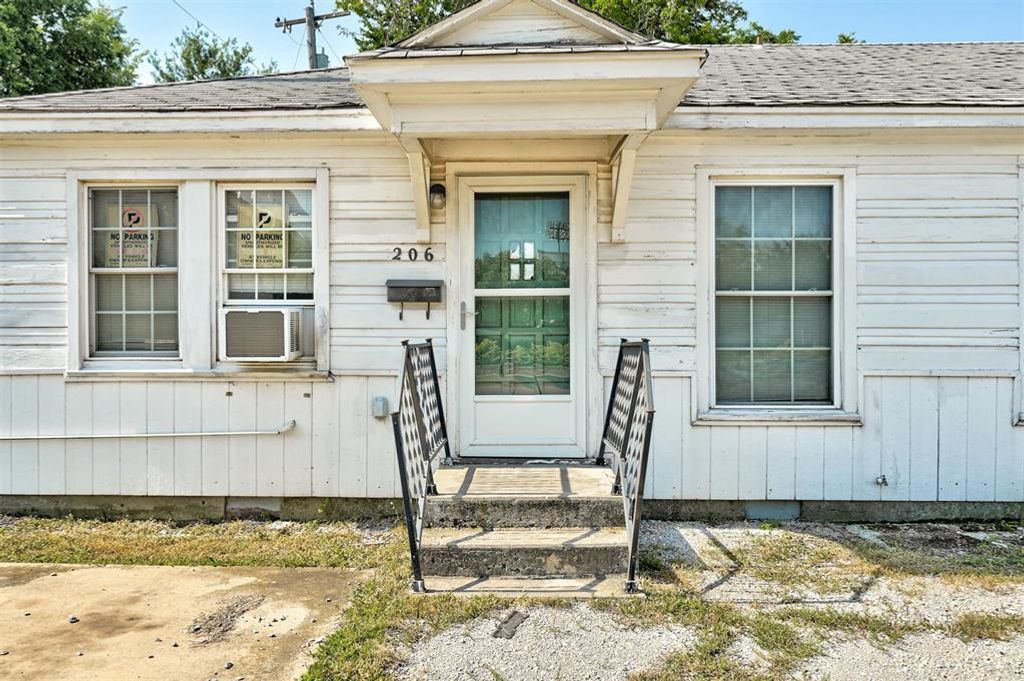 Image 5 of property listing at 204 E Lindsey Street 204, 206, Norman, OK 73069