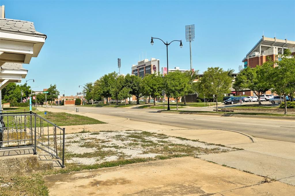 Image 6 of property listing at 204 E Lindsey Street 204, 206, Norman, OK 73069