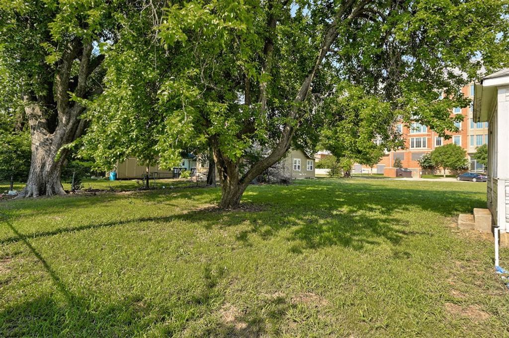 Image 7 of property listing at 204 E Lindsey Street 204, 206, Norman, OK 73069