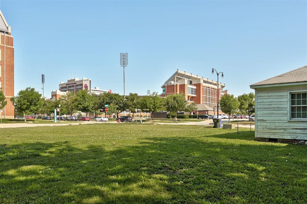 Image 9 of property listing at 204 E Lindsey Street 204, 206, Norman, OK 73069
