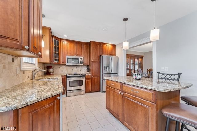 7 Rupells Rd, Clinton Town, NJ 08809