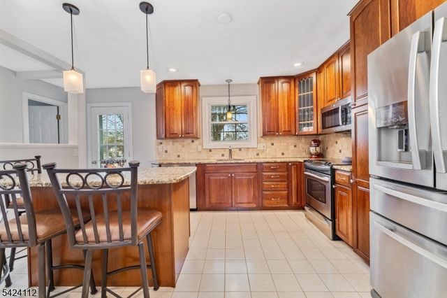 7 Rupells Rd, Clinton Town, NJ 08809