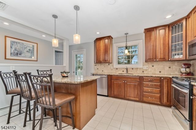 7 Rupells Rd, Clinton Town, NJ 08809