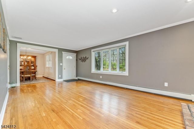 7 Rupells Rd, Clinton Town, NJ 08809