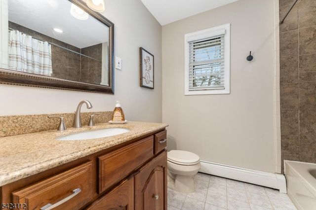 7 Rupells Rd, Clinton Town, NJ 08809