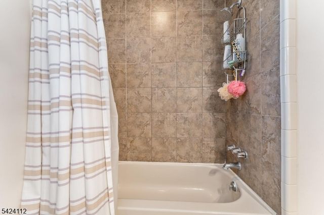 7 Rupells Rd, Clinton Town, NJ 08809