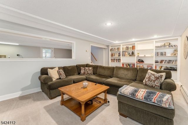 7 Rupells Rd, Clinton Town, NJ 08809