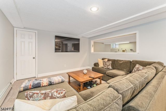 7 Rupells Rd, Clinton Town, NJ 08809