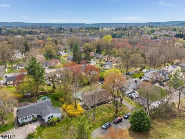 7 Rupells Rd, Clinton Town, NJ 08809