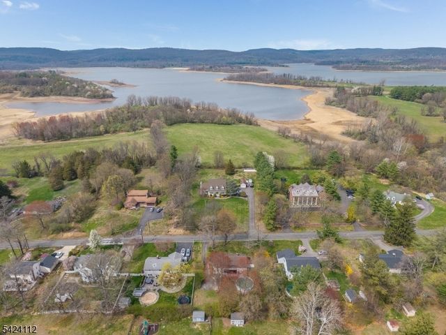 7 Rupells Rd, Clinton Town, NJ 08809