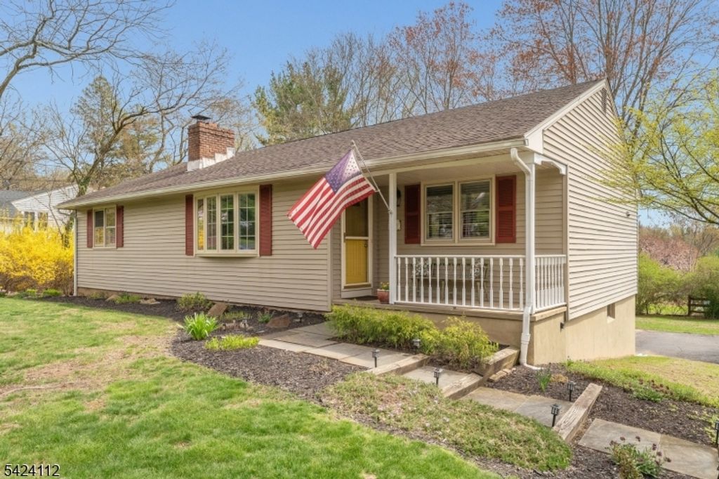 7 Rupells Rd, Clinton Town, NJ 08809