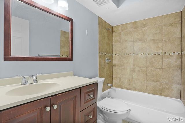 4278 Chateau De Ville D, St Louis, MO 63129