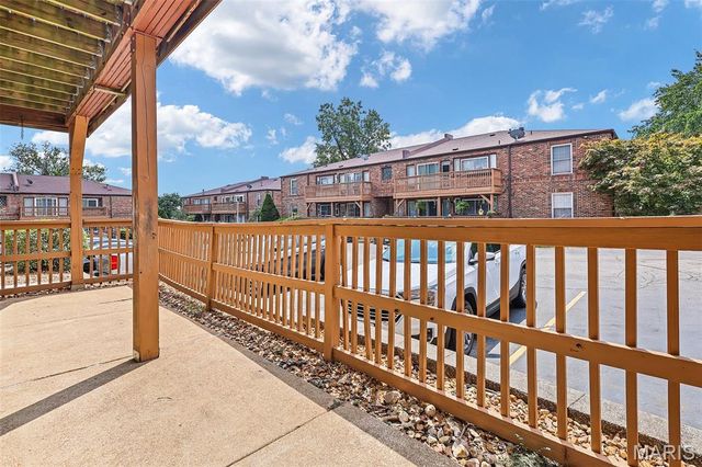 4278 Chateau De Ville D, St Louis, MO 63129