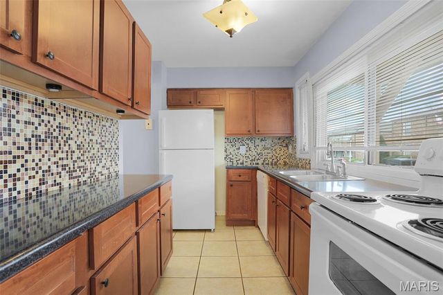 4278 Chateau De Ville D, St Louis, MO 63129