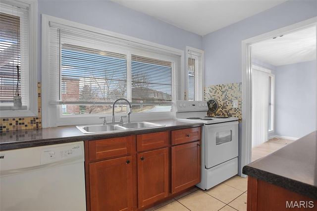 4278 Chateau De Ville D, St Louis, MO 63129