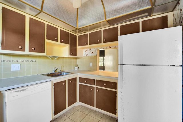 1030 Country Club Dr 405, Margate, FL 33063