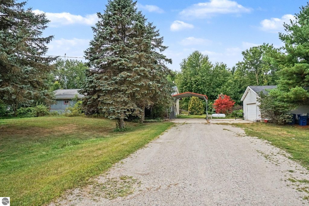 Image 1 of property listing at 4160 S Geneva Road, St Louis, MI 48880
